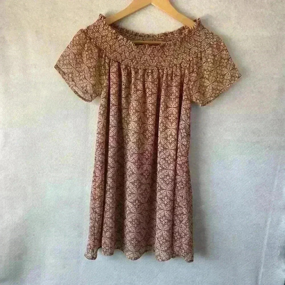 En Creme Red White Abstract Smocked Collar Flowy Sleeve Blouse Size Small - Picture 2 of 14